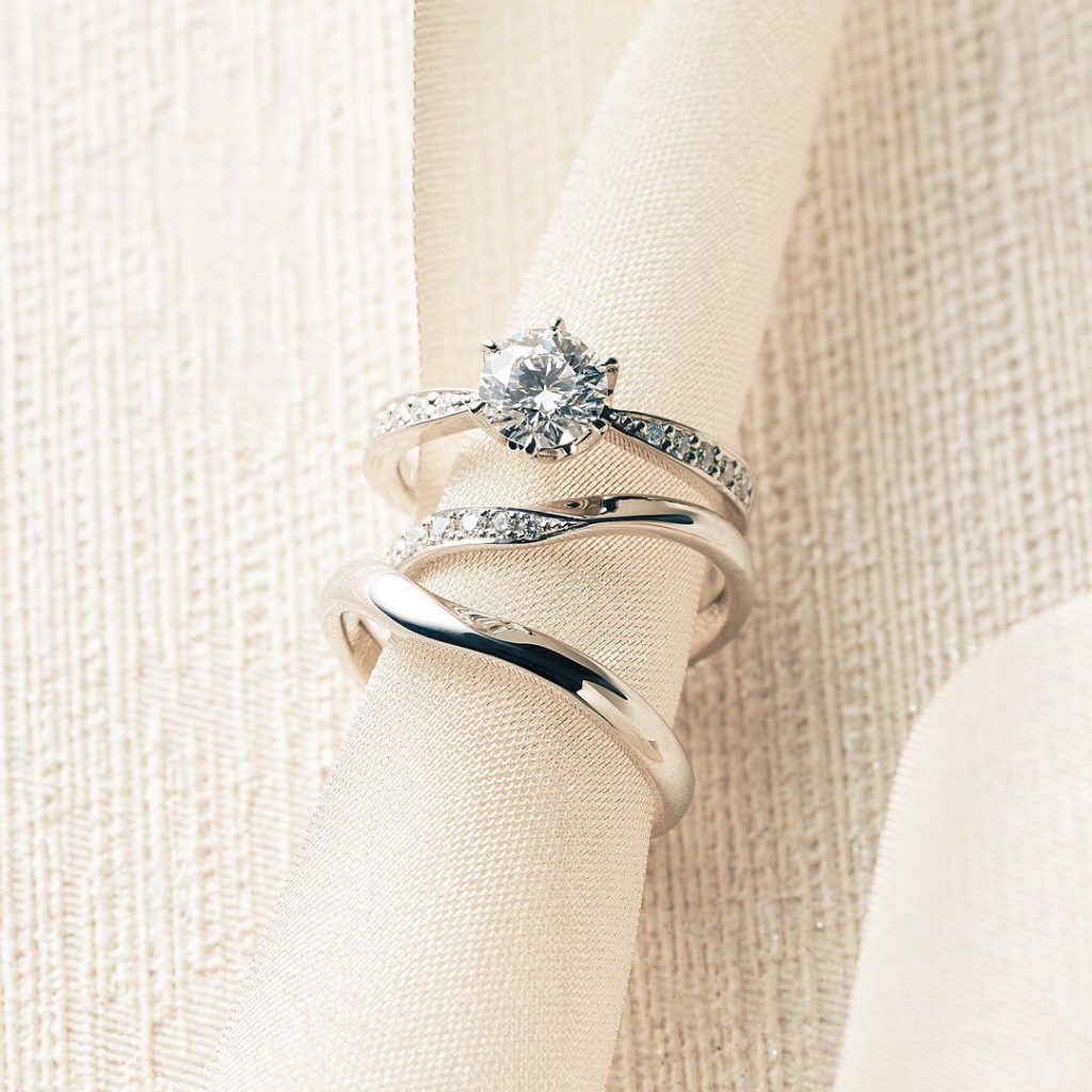 セットリングとは？婚約指輪と結婚指輪の重ね着けをする際の選び方と注意点 ｜ 婚約指輪・結婚指輪ならラザール ダイヤモンド