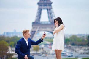 プロポーズに指輪は必要 用意するタイミングや渡し方は 婚約指輪 結婚指輪ならラザール ダイヤモンド