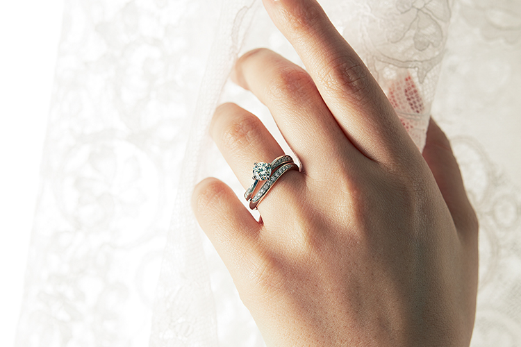 婚約指輪と結婚指輪の重ね着けっていいの？コツやメリットデメリット