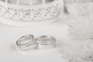 ブライダルリングの定番！プラチナの魅力&特徴 ｜ 婚約指輪