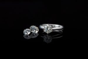 ダイヤモンドのカラーとは？婚約指輪におすすめのグレードもご紹介