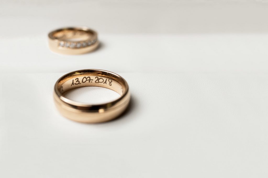 結婚指輪 刻印でさらなる特別感を演出 バリエーション豊富な刻印例をご紹介 婚約指輪 結婚指輪ならラザール ダイヤモンド