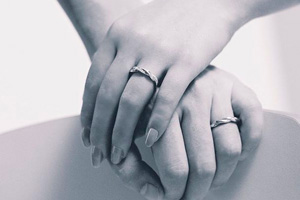 結婚指輪を左手の薬指にする理由とは 10本の指それぞれの意味も合わせてご紹介 婚約指輪 結婚指輪ならラザール ダイヤモンド
