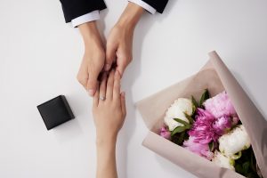 婚約指輪・結婚指輪はなぜ左手薬指に着けるの？それぞれの指に込められた意味もご紹介１